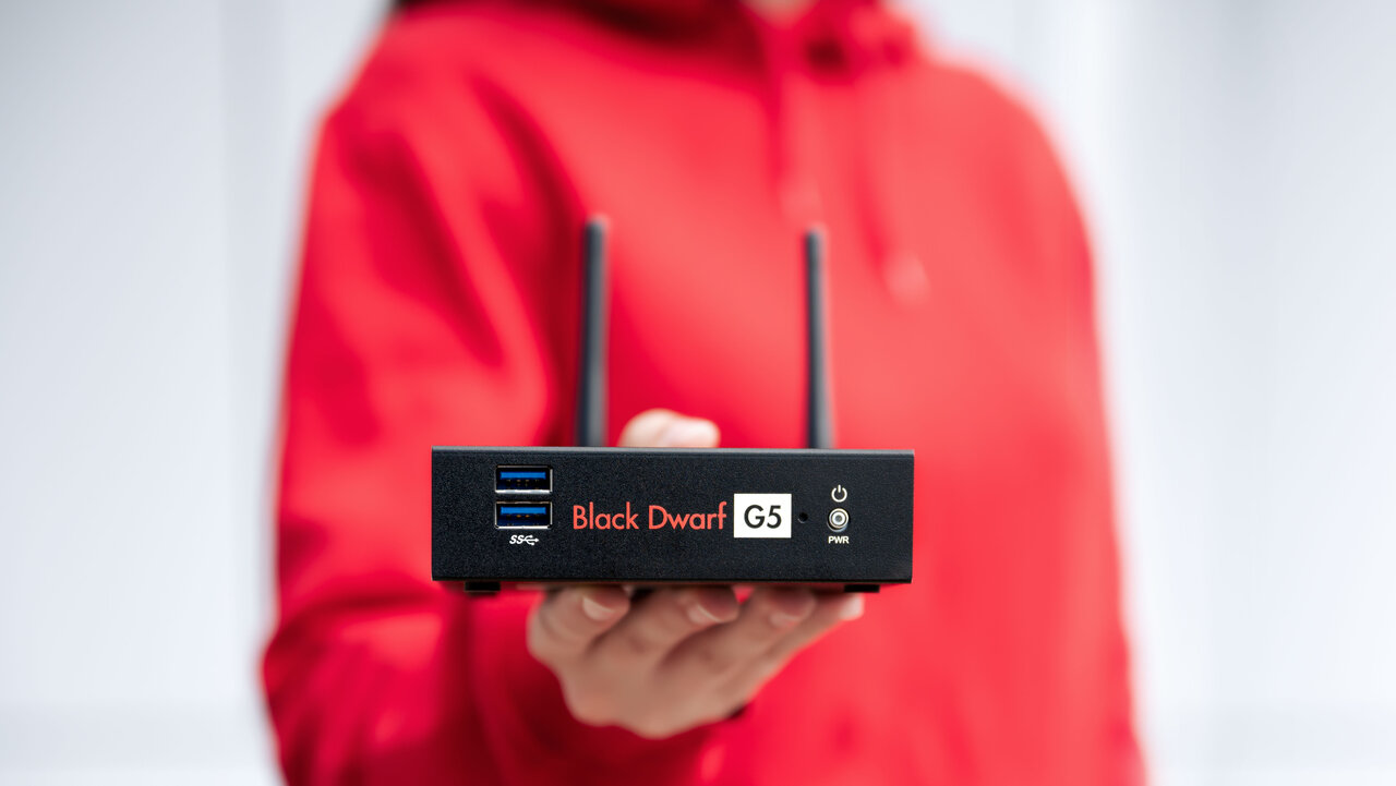 Mann mit UTM-Firewall Black Dwarf in der Hand