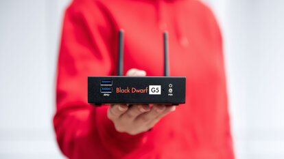 Mann mit UTM-Firewall Black Dwarf in der Hand