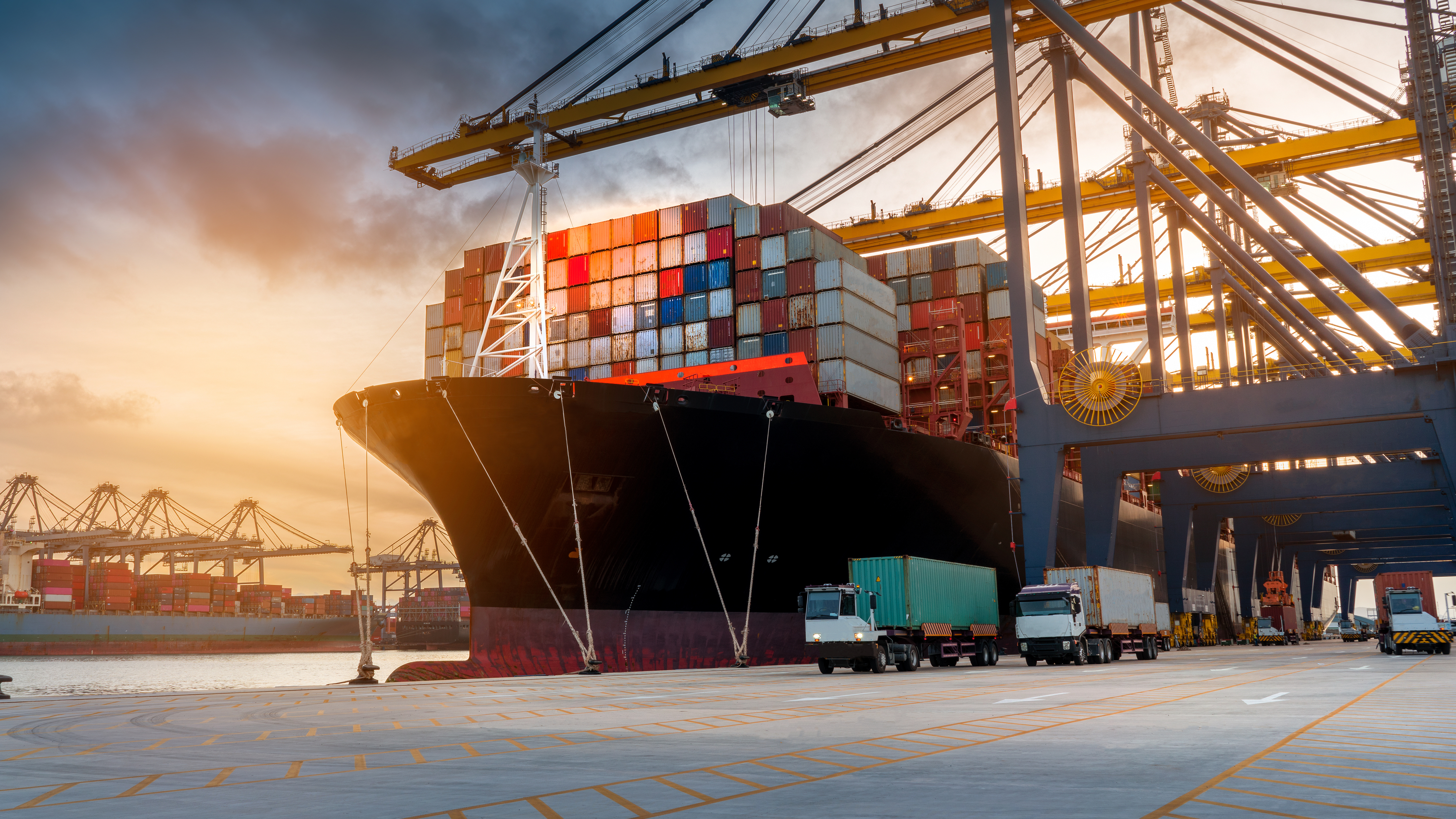 Digitale Kommunikation im Schiffsverkehr sichern. Containerschiff im Hafen beim Laden.