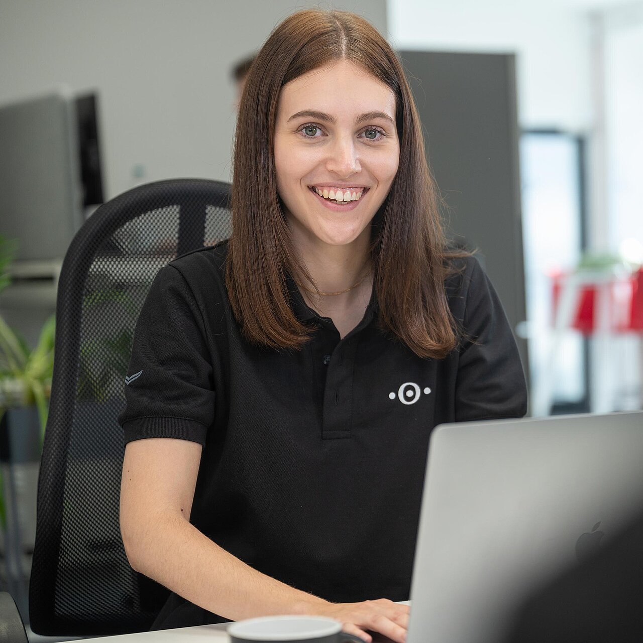 IT-Azubis lernen IT-Sicherheit durch das Securepoint Brainee-Programm Eine Auszubildene sitzt am Laptop.