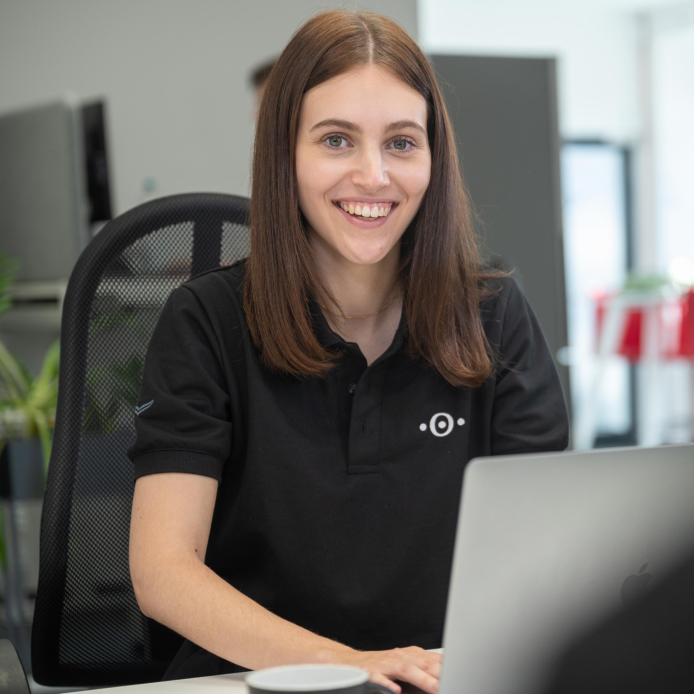 IT-Azubis lernen IT-Sicherheit durch das Securepoint Brainee-Programm Eine Auszubildene sitzt am Laptop.