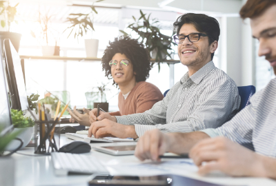 Drei Männer mit Tablets im Meeting