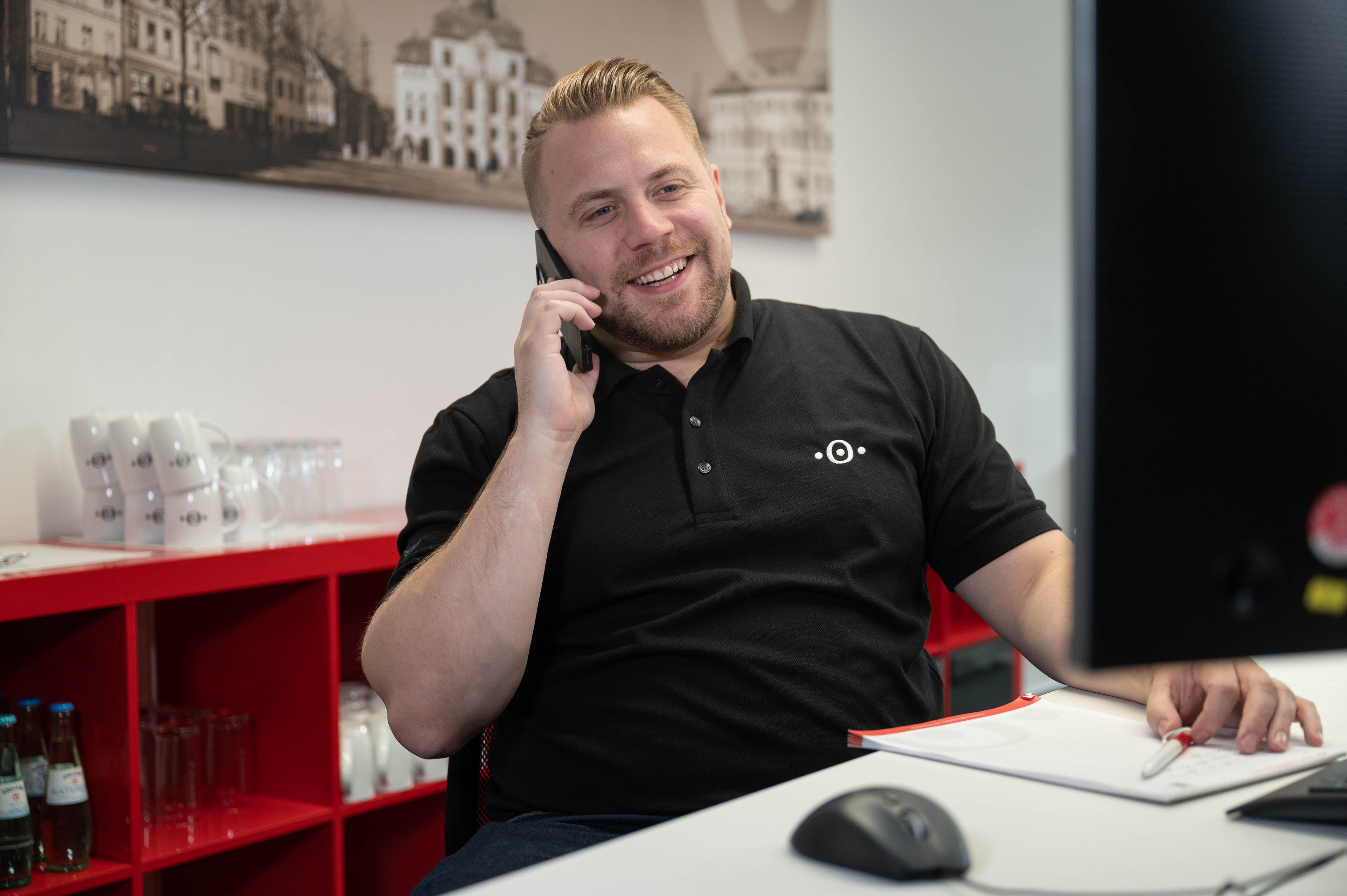 Werde Managed Security Service Provider (MSSP) Securepoint Mitarbeiter im Telefonat mit einem Kunden