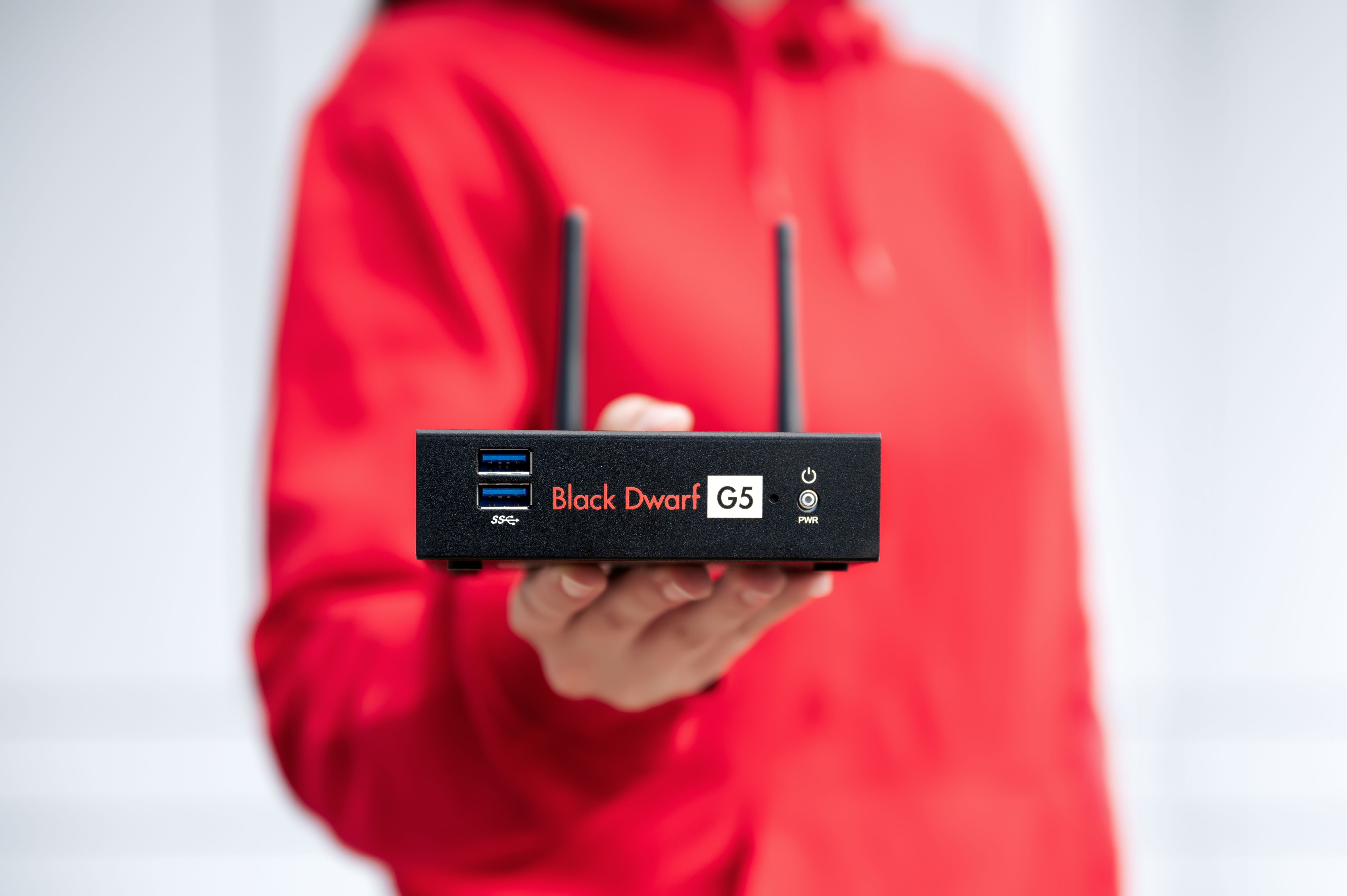 Mann mit UTM-Firewall Black Dwarf in der Hand