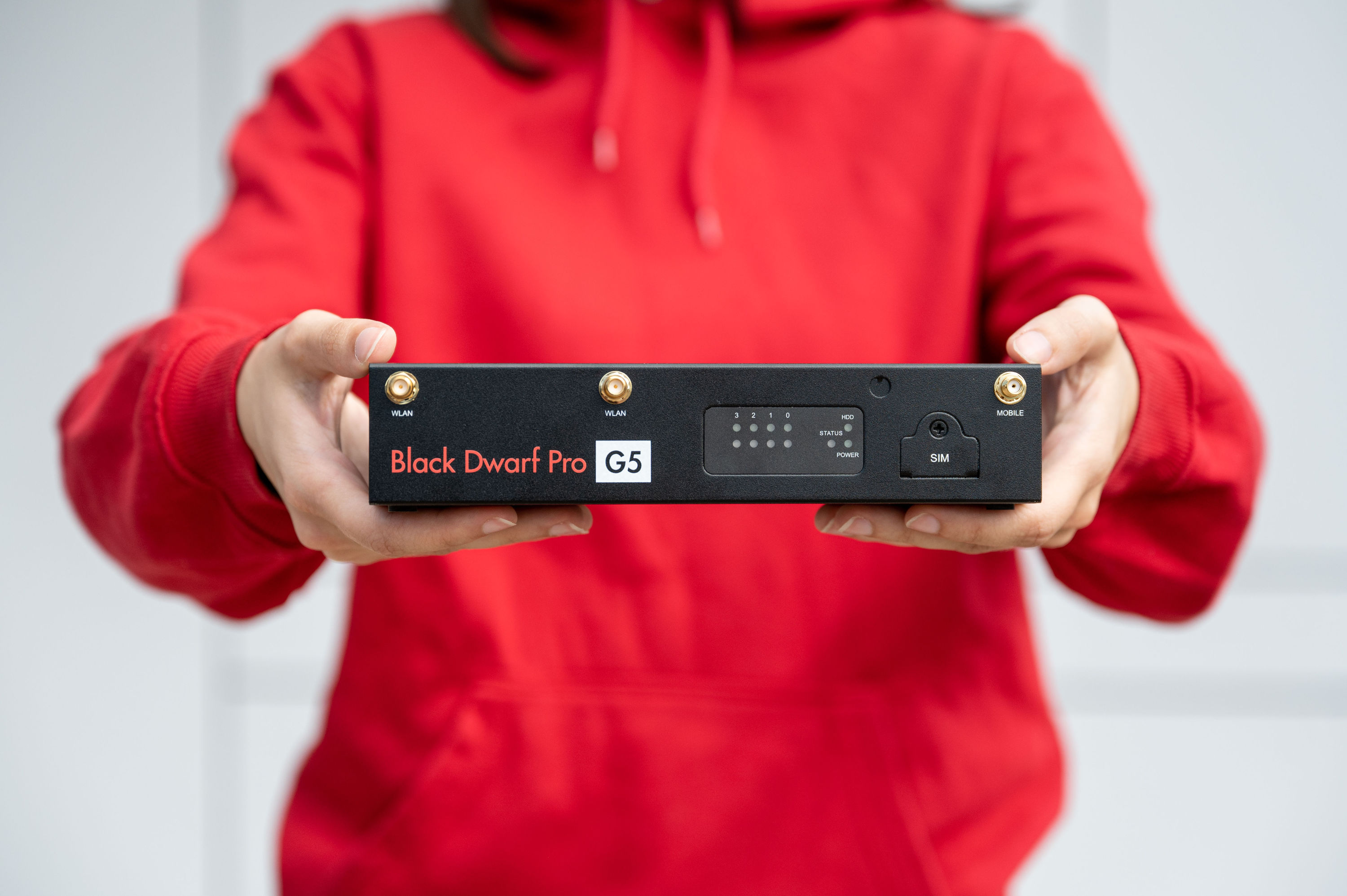 Eine Person hält eine UTM-Firewall von Securepoint ins Bild