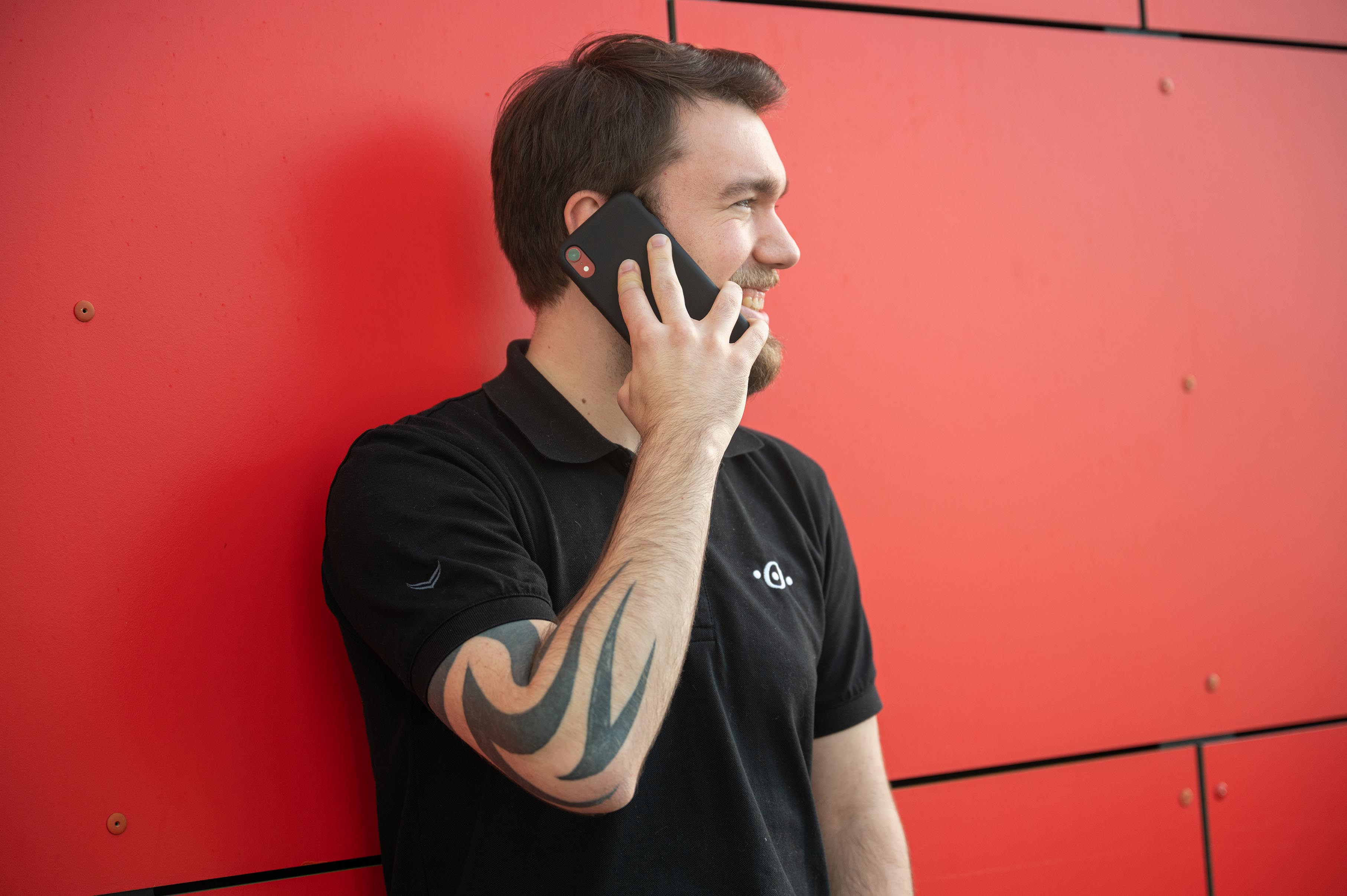 Securepoint Mitarbeiter mit Smartphone am Telefonieren