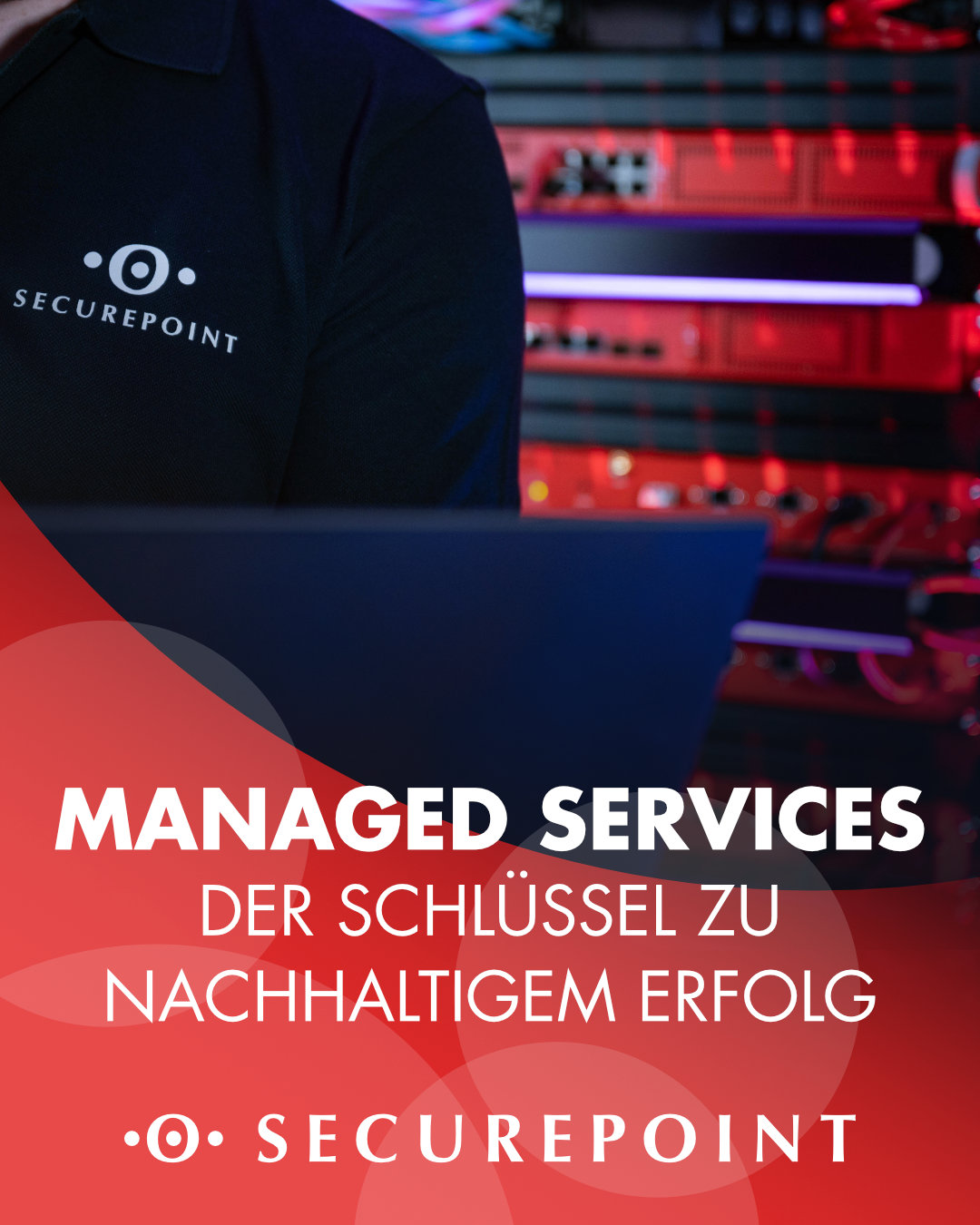 Securepoint Mitarbeiter steht vor einem Server.