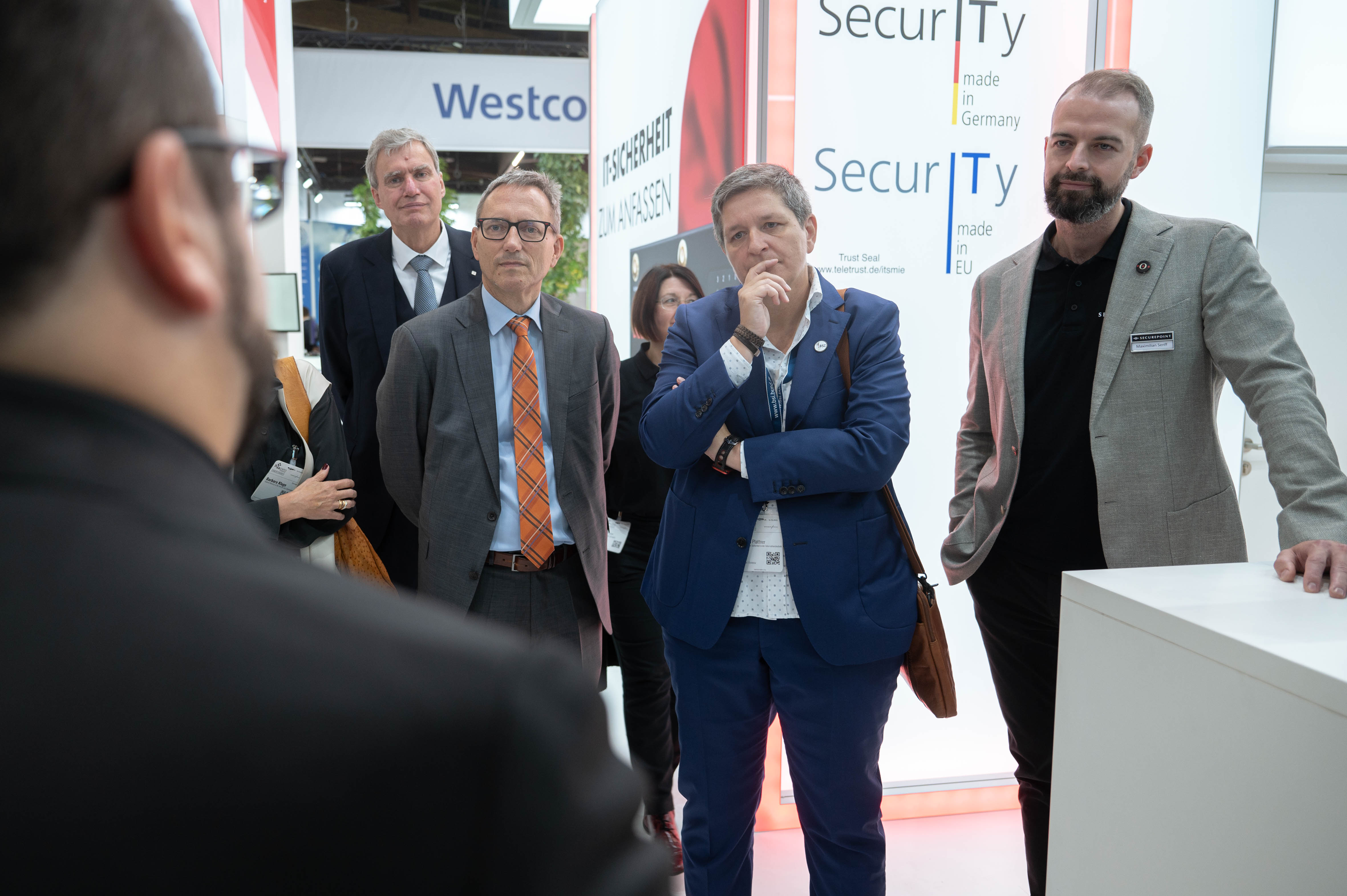 René Hofmann im Gespräch mit Claudia Plattner, Dr. Markus Richter und Udo Littke Securepoint auf der it-sa 2023: Claudia Plattner im Austausch mit René Hofmann