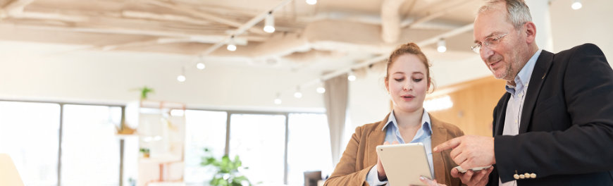 Datenschutz ist ist Chefsache Zwei Personen unterhalten sich.