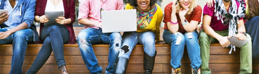 Schüler sitzen gut gelaunt auf einer Bank