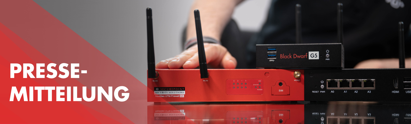 Hand liegt auf Firewall Hand liegt auf Firewall