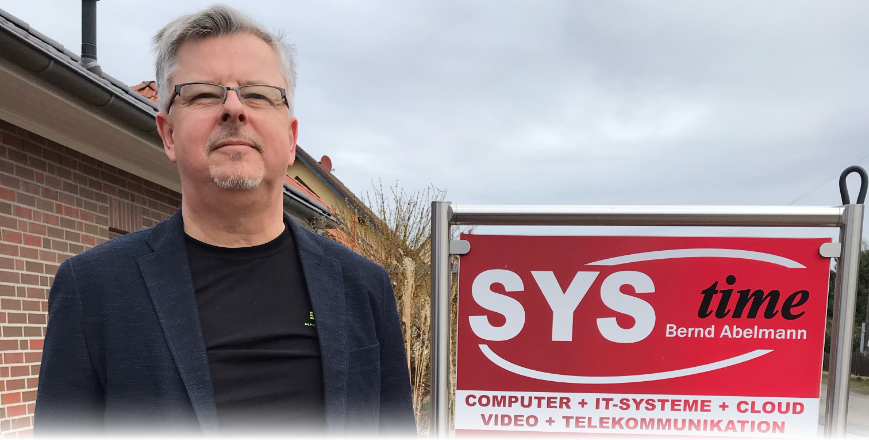 Bernd Abelmann vor seinem Firmensitz.